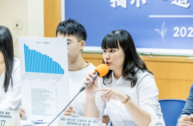 李雨函，國教行動聯盟青年部執行長，於記者會發言